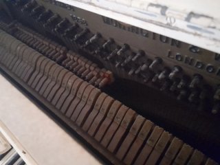Piano vertical Monington & Weston