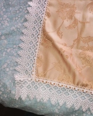 Tovaglia oro con pizzo