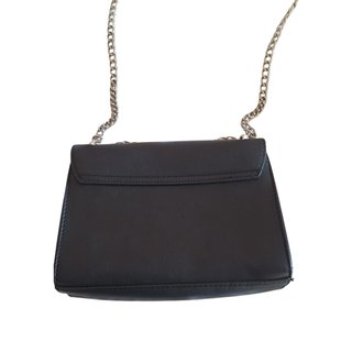 Bolso Stradivarius negro flores bordadas