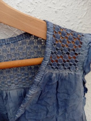Blusa azul desgastado con detalles de crochet
