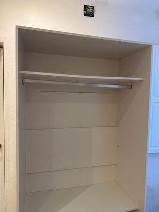 Vestidor blanco sin puertas