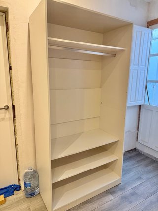 Vestidor blanco sin puertas
