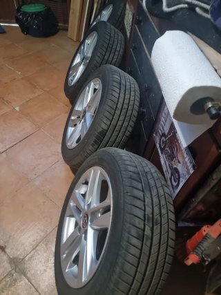 Llantas y Neumáticos Toyota mas tornillos