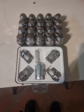 Llantas y Neumáticos Toyota mas tornillos