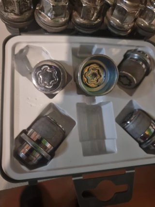Llantas y Neumáticos Toyota mas tornillos
