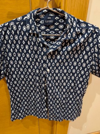Camisa muy fluida estampada azul y blanca