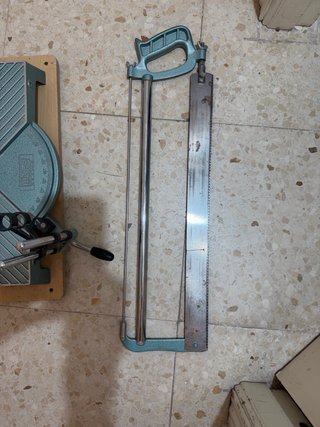 Sierra ingletadora y soporte