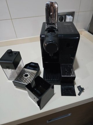 Cafetera Nespresso DeLonghi Lattissima Negra