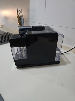 Cafetera Nespresso DeLonghi Lattissima Negra