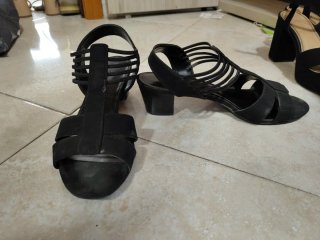 Sandalias negras de tacón