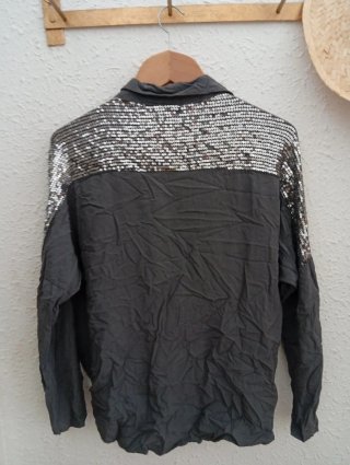 Camisa gris con lentejuelas