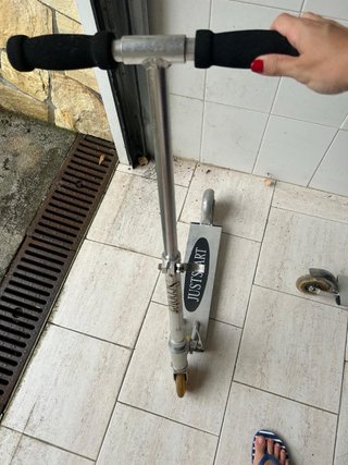 Due monopattini in alluminio