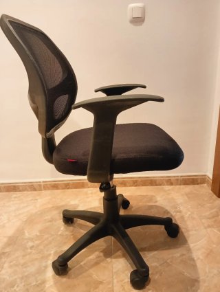 Silla de oficina negra con ruedas