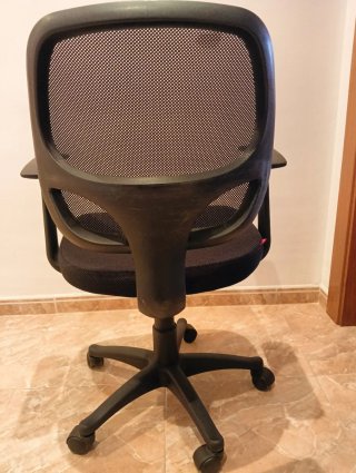 Silla de oficina negra con ruedas