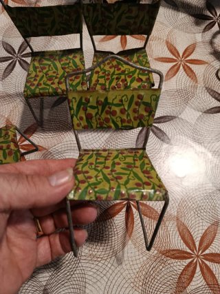 Mini Sedie Decorative Antiche per Bambole in Offerta