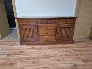 Aparador de madera macizo.Diseño robusto y rustico