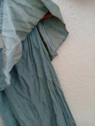 Vestido azul sin mangas con volantes