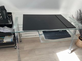 Mesa escritorio de cristal y acero con bandeja ext