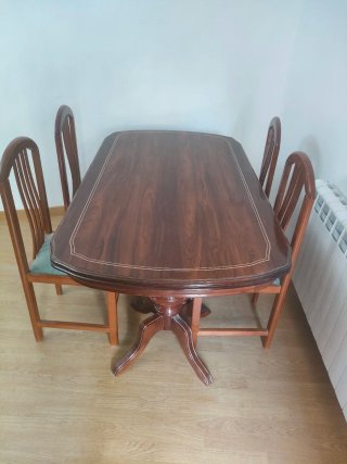 Mesa de comedor de madera con 4 sillas