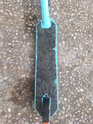 Patinete azul y negro