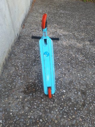 Patinete azul y negro