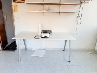 Mesa de oficina blanca y gris