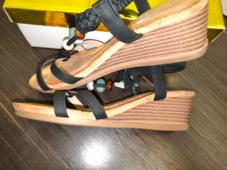 Sandalias negras con pedrería y tacón bajo