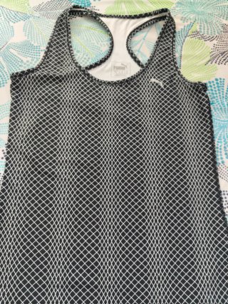 Top deportivo Puma negro y blanco