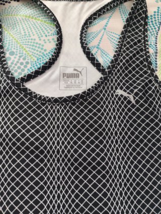 Top deportivo Puma negro y blanco