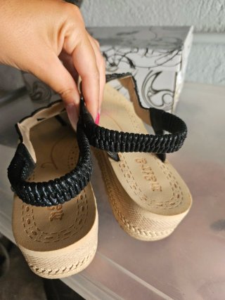 Sandali neri con elastico