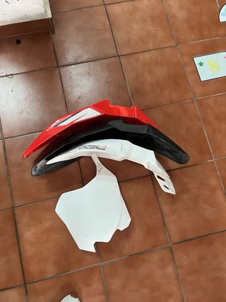 Guardabarros moto (rojo, negro, blanco)