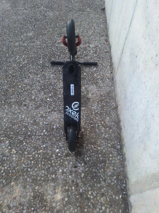 Patinete Negro y Rojo