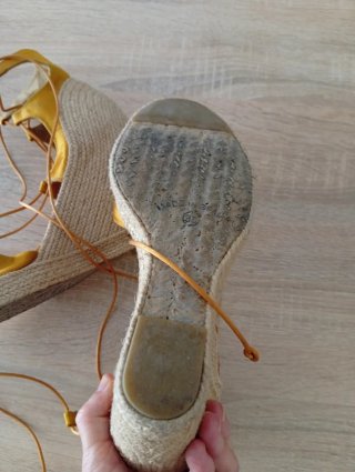 Sandalias doradas con cuña y cordones