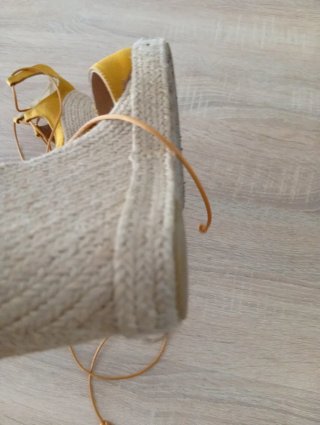 Sandalias doradas con cuña y cordones