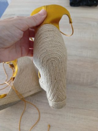 Sandalias doradas con cuña y cordones