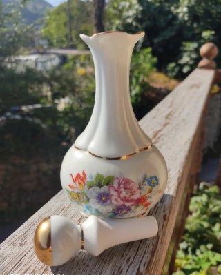 Botella de porcelana decorada