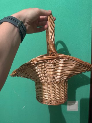 Cesta de mimbre con asa