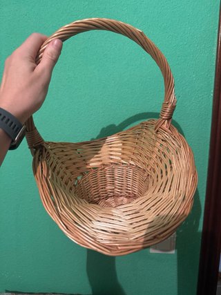 Cesta de mimbre con asa