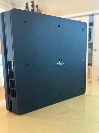 Console PS4 nera + 5 giochi + 2 controller