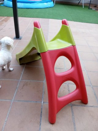 Tobogán infantil verde y rojo