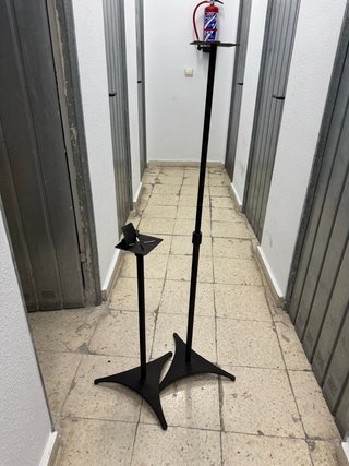 Soportes de pie para altavoces