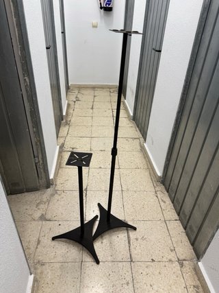 Soportes de pie para altavoces