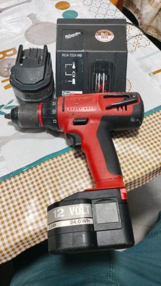 Taladro Milwaukee 12V con Batería y Cargador
