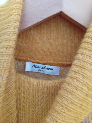 Jersey cuello alto corazón mostaza