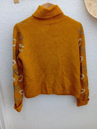 Jersey cuello alto corazón mostaza