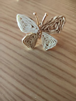 Anillo mariposa beige y marrón