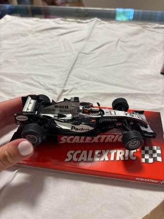 Coche Scalextric McLaren MP4-24 Pedro