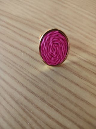 Anillo dorado con detalle rosa