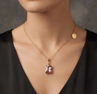 Colgante con cristal rosa y cadena dorada