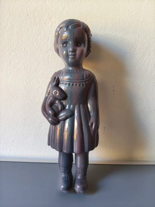 Muñeca de plástico vintage con conejito